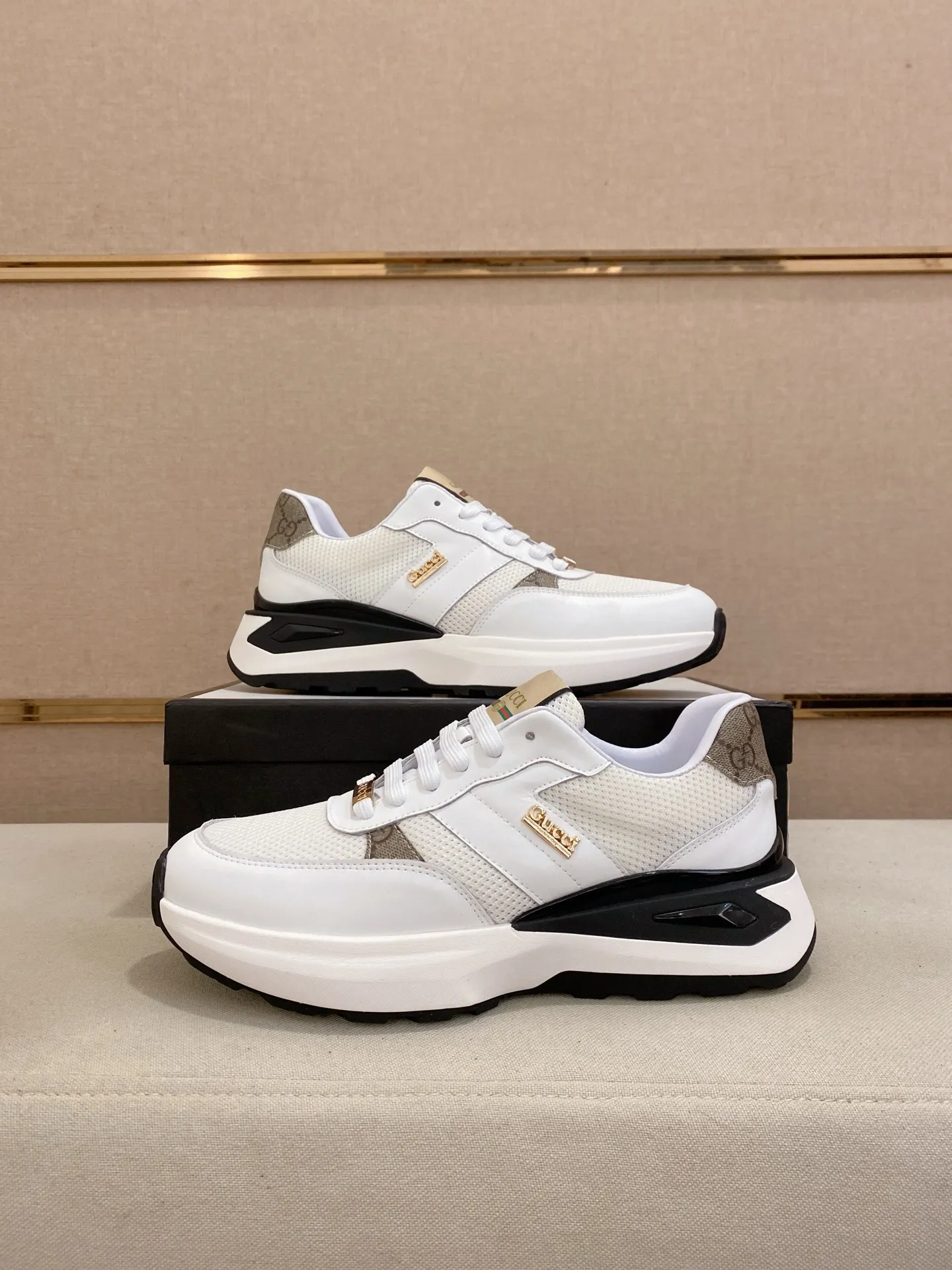 Men's shoes 💰 462💰The new GUCCI (Gucci) counters are launched simultaneously. The new men's shoes, 😘fabrics are selected from imported cowhide, and the lining is sheepskin lining. 👍🏿 High-end ☄️ air-cushion molded anti-slip rubber outsole, exquisite lines, simple and elegant, comfortable and high-end for leisure travel. Code number: 38 to 44 (45 can be customized and cannot be returned or exchanged)